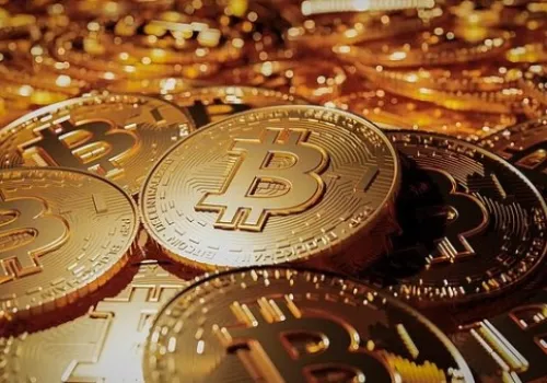 بيتكوين تثبت أقدامها قرب القمة في خمسة أسابيع وسط توقعات بتشريعات جديدة ومخاوف جيوسياسية