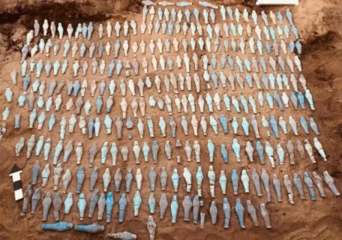 اكتشاف أثري مذهل: 560 تمثالاً في جبانة تل آثار قويسنا بالمنوفية يكشف أسرار الحضارة المصرية القديمة