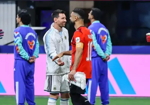 محمد صلاح يصل أثينا في ختام عطلته الصيفية وسط أنباء عن انتقاله المحتمل إلى بشكتاش