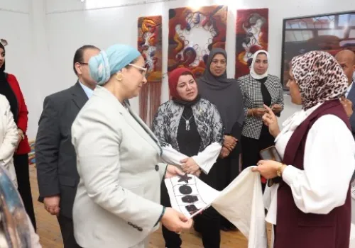 أمل عمار تفتتح معرض النسيج الذكي وملابس ذوي الاحتياجات الخاصة برائدات أعمال جامعة كفر الشيخ