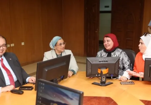 جولة تفقدية للمستشارة أمل عمار ورئيس جامعة كفر الشيخ لوحدة مناهضة العنف ضد المرأة بكلية الآداب