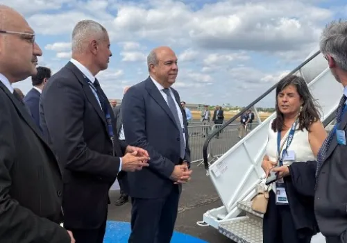 مصر للطيران تعزز أسطولها بطائرات A350 الجديدة: تفاصيل لقاء وزير الطيران مع إيرباص في معرض فارنبره 2026