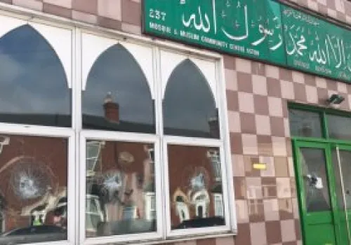 تصاعد الهجمات على المساجد في بريطانيا: 70 حادثة في عام واحد ولندن ومانشستر الأكثر استهدافًا