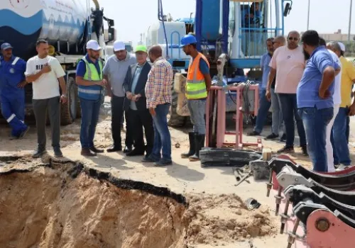 رئيس القابضة للمياه يقوم بجولة تفقدية لمشروعات مياه الشرب في مطروح استعدادًا لموسم الصيف