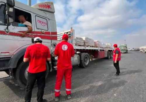 الهلال الأحمر المصري يطلق قافلة "زاد العزة" 241 لدعم الشعب الفلسطيني في غزة
