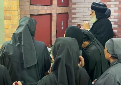 وداع مؤثر للأنبا ميخائيل: توديع تاسوني أربسيما رمز الخدمة والفن القبطي بحضور جماهيري كبير