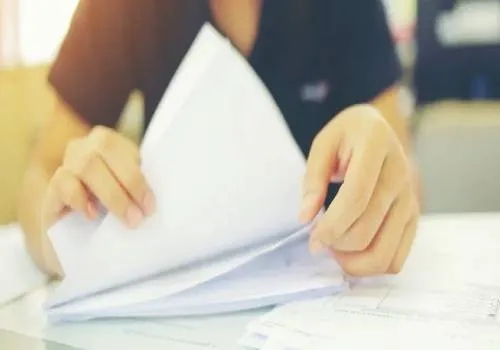 دليلك الشامل لاستخراج كعب العمل لعام 2026 من المنزل بسهولة
