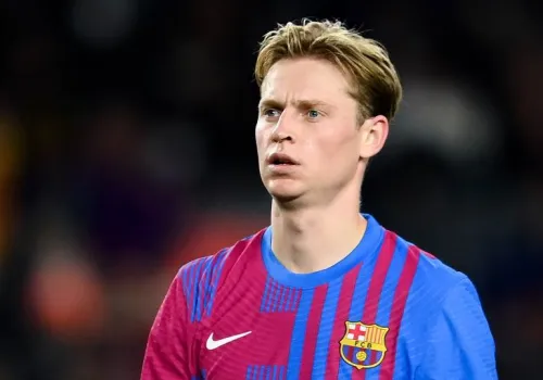 إصابة دي يونج تبعده عن برشلونة حتى 2027 وتزيد من معاناة الفريق في خط الوسط