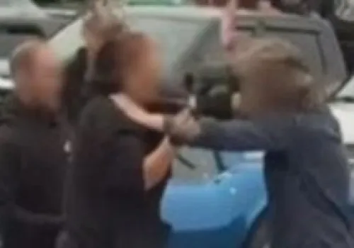 غضب واسع بعد اعتداء وحشي على امرأة مسلمة أمام طفلها في كندا - شاهد الفيديو