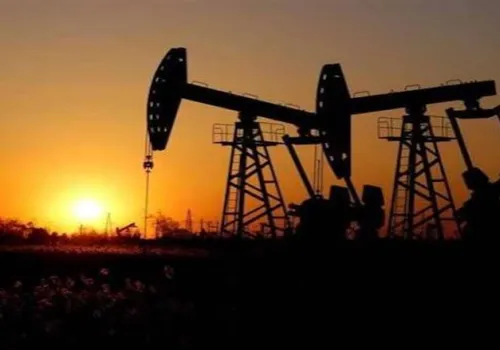 أسعار النفط تتراجع بفعل الهجمات في البحر الأحمر رغم ارتفاع برنت الأسبوعي بنسبة 12%