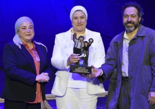 مسرحية 'دهب' تضيء مسرح 'نهاد صليحة' بتكريم الدكتورة سحر السنباطي لدورها في تعزيز الوعي المجتمعي