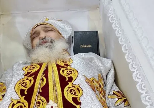 توديع مؤثر للقمص هدرا عطية: تشييع جثمانه بحضور الأنبا مكسيموس في أجواء من الحزن والأسى