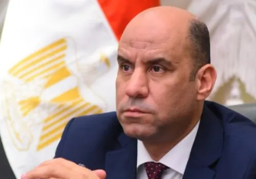 وزير العمل يتابع حادث انقلاب سيارة عمال بالمنيا ويوجه بتقديم الدعم العاجل للمتضررين
