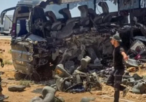 مصرع 35 شخصًا وإصابة 30 آخرين في حادث تصادم مروع على طريق دير الزور دمشق