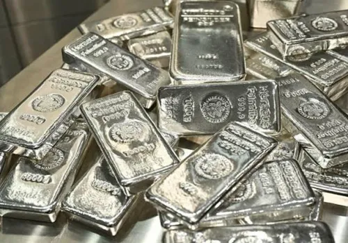 الفضة على أعتاب انتعاش جديد: ارتفاع أسعار النفط والتضخم يعززان الطلب على المعدن الأبيض