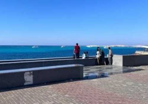 انخفاض ملحوظ في درجات الحرارة غدًا مع تحذيرات من ارتفاع الأمواج إلى 3 أمتار