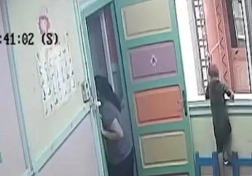 محاولة انتحار طفل في حضانة: فيديو مؤثر يوثق لحظة إنقاذه من قفزة مميتة