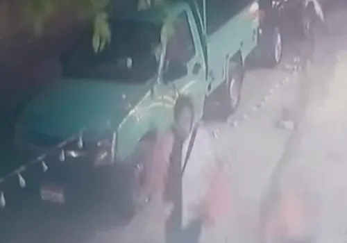 سقوط عمود إنارة على سيدة أثناء مرورها يثير غضب رواد التواصل الاجتماعي مطالبين بالتحقيق الفوري