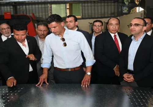 وزير الصناعة يزور أربعة مصانع بالإسماعيلية لتعزيز قطاع الصناعات الغذائية والهندسية والملابس