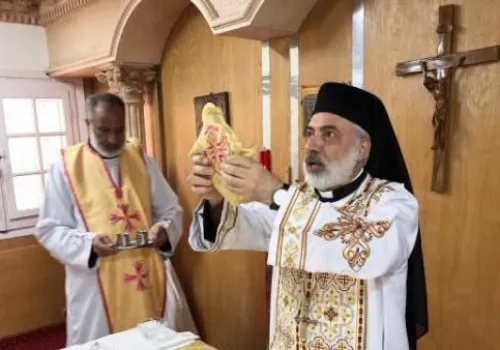 الأنبا باسيليوس يقود قداس عيد القديسين يواقيم وحنة في دير المنيا الجديدة بحضور مميز