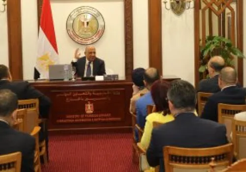 وزير الكهرباء يناقش مع الدبلوماسيين فرص الاستثمار في الطاقة المتجددة بمصر