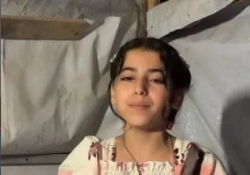 رئيس وزراء إسبانيا يرسل رسالة دعم مؤثرة لطفلة فلسطينية بعد رسمها صورته بين أنقاض غزة
