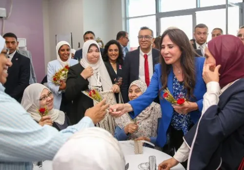 وزيرة الإسكان تتفقد مستشفى بهية بالشيخ زايد وتلتقي بسيدات محاربات السرطان