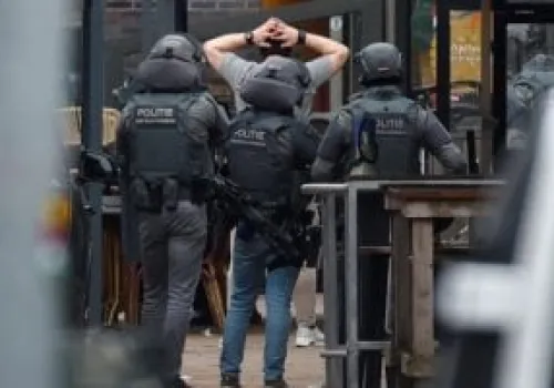 هجوم بالسكين في شمال غرب باريس يسفر عن إصابة ثلاثة أشخاص والشرطة تلقي القبض على المشتبه به
