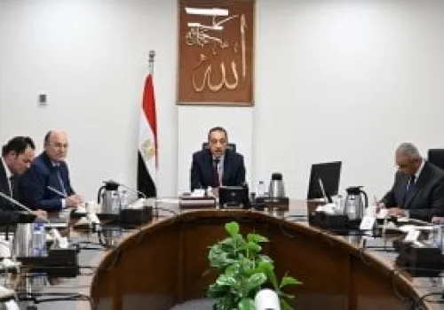 رئيس الوزراء يطالب بتقييم شامل لشركة طنطا للكتان والزيوت لتعزيز صناعة الكتان في مصر