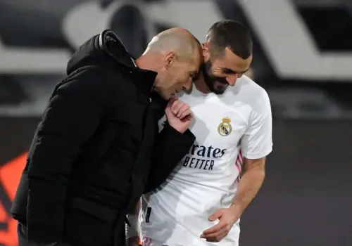 بنزيما يشيد بزيدان كأيقونة ويعبر عن أمله في قيادته للمنتخب الفرنسي