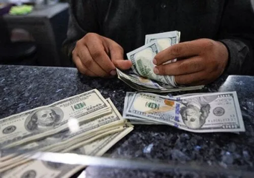 انخفاض الدولار أمام الجنيه المصري بأكثر من 75 قرشاً في يومين: تداعيات خروج الأجانب والعرب من أذون الخزانة