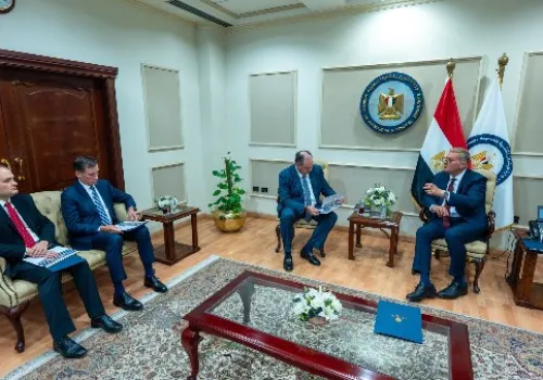 وزير البترول يبحث سبل تعزيز التعاون مع أباتشي في استكشاف وإنتاج النفط بالصحراء الغربية